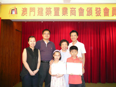 同學與家長分享喜悅