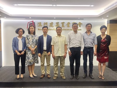 與電力公司負責人合照